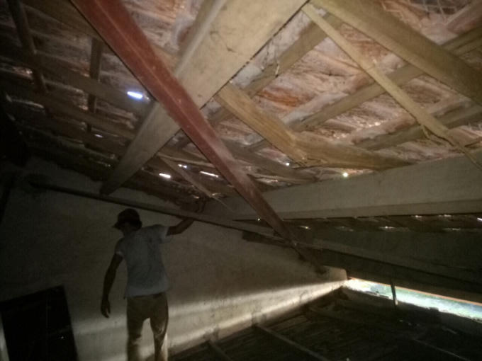 Một số đòn tay đã gãy.