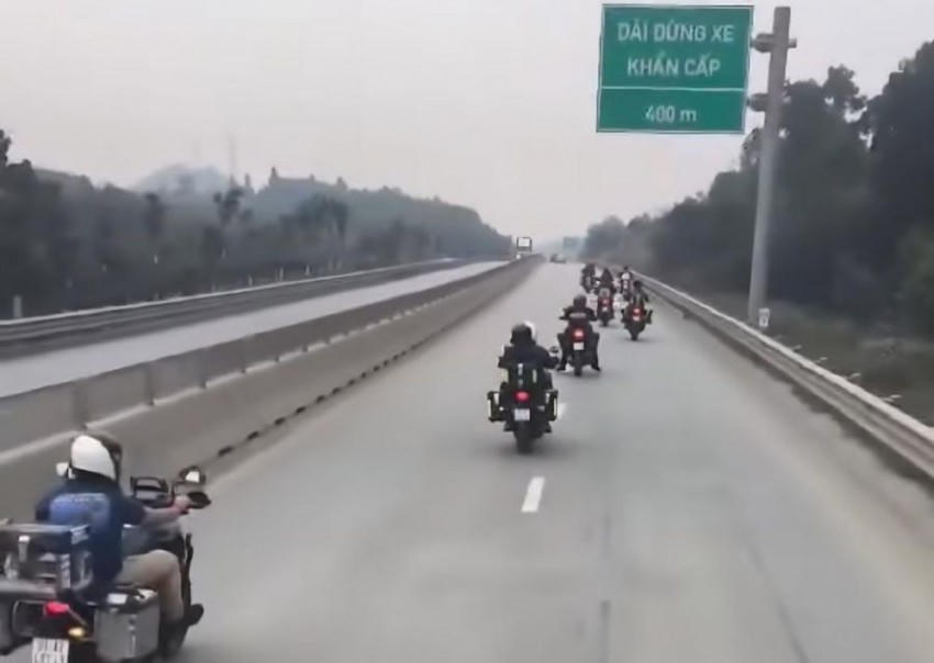 Đoàn mô tô phân khối lớn do người nước ngoài điều khiển đi vào cao tốc. (Ảnh cắt từ video clip).