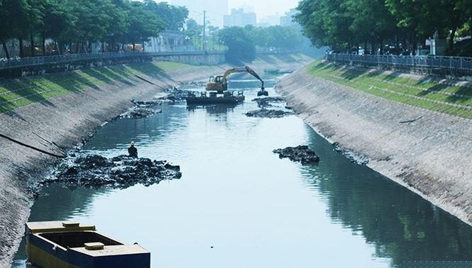 Vì sao nước sông Tô Lịch chuyển màu xanh? - ảnh 1