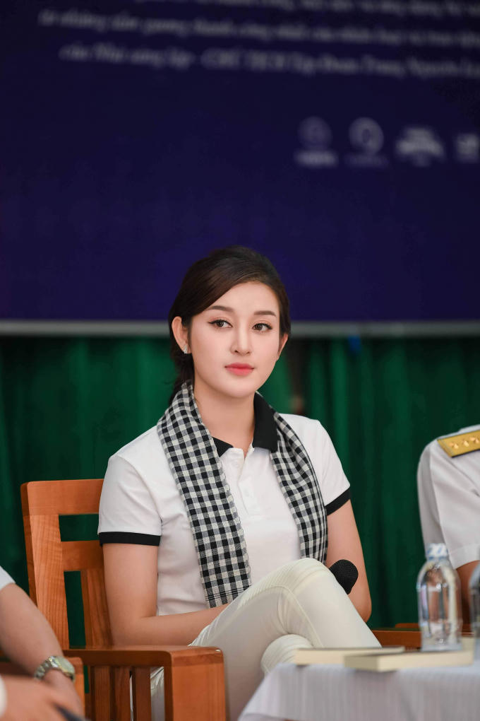Huyền My cũng chia sẻ, hai cuốn sách cô thấy tâm đắc nhất và muốn giới thiệu là “Đắc nhân tâm” và “Nghĩ giàu làm giàu” bởi có các nội dung nhấn mạnh được quan điểm của Chủ tịch Đặng Lê Nguyên Vũ: “Khát vọng vĩ đại làm nên con người vĩ đại”. Theo Huyền My: “Muốn giỏi hơn thì nên ở cạnh những người giỏi hơn. Làm thế nào để ở bên người giỏi khi ta chỉ có những người bạn đồng trang lứa, đó chính là sách, đặc biệt là những cuốn sách đúc kết từ những tấm gương danh vĩ nhân thế giới”.