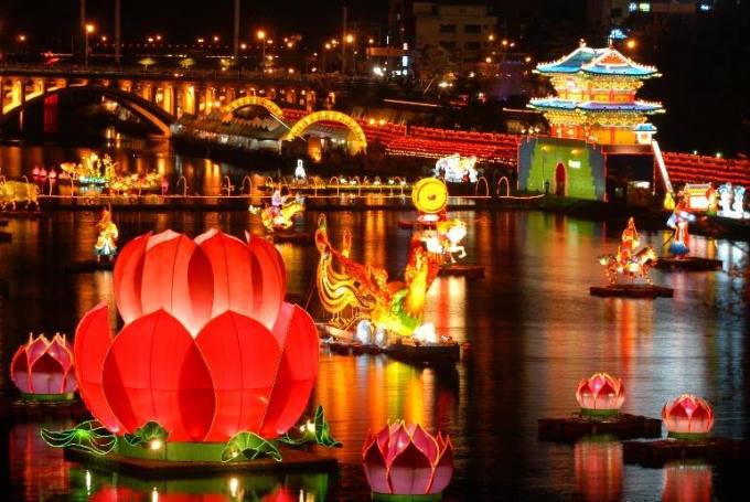 Nằm trong chương trình Giant Lantern Festival Hanoi – Lễ hội đèn lồng 2016 sẽ trưng bày những mô hình đèn lồng khổng lồ với chủ đề về lịch sử và văn hóa Hàn Quốc.