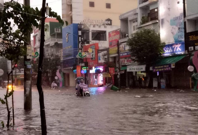 Nước tràn lên vỉa hè đường Lê Trung Đình, đoạn gần ngã 4 chính ở TP Quảng Ngãi.