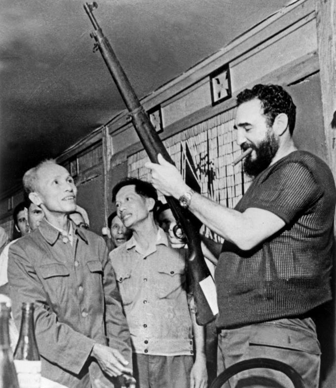Fidel từng nói: "Nếu có ai đó hỏi tôi, trong quan hệ hữu nghị với Việt Nam có điều gì đáng tiếc, thì tôi sẽ nói là có, chỉ có mỗi một nỗi đau và ân hận là tôi không thể tới Việt Nam trước ngày 3/9/1969, nên không có vinh dự gặp Chủ tịch Hồ Chí Minh, người tôi rất kính phục". (Ảnh: Getty)