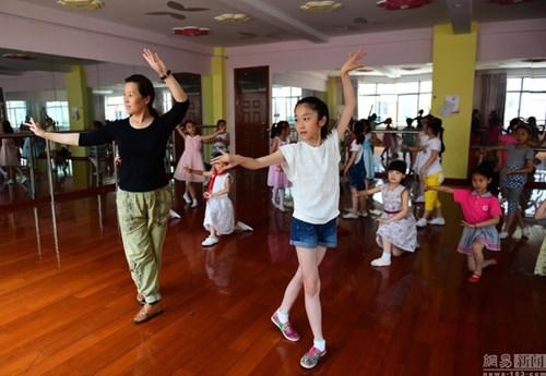 Huang Sihan bắt đầu học nhạc từ năm 8 tuổi và sớm bộc lộ tài năng.