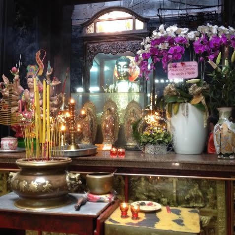 Bên trong chùa Ngọc Hoàng thời nhiều vị Phật khác nhau.