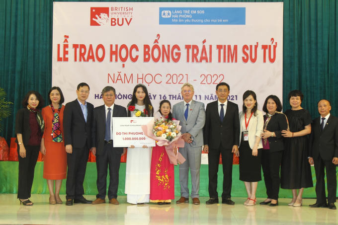 Lãnh đạo Trường Đại học Anh quốc tại Việt Nam, lãnh đạo Sở GD&ĐT Hải Phòng chụp ảnh lưu niệm cùng Phương Anh.