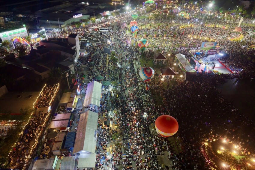 Hàng trăm ngàn người xem biểu diễn khinh khí cầu. Ảnh: Ban Tổ chức Festival
