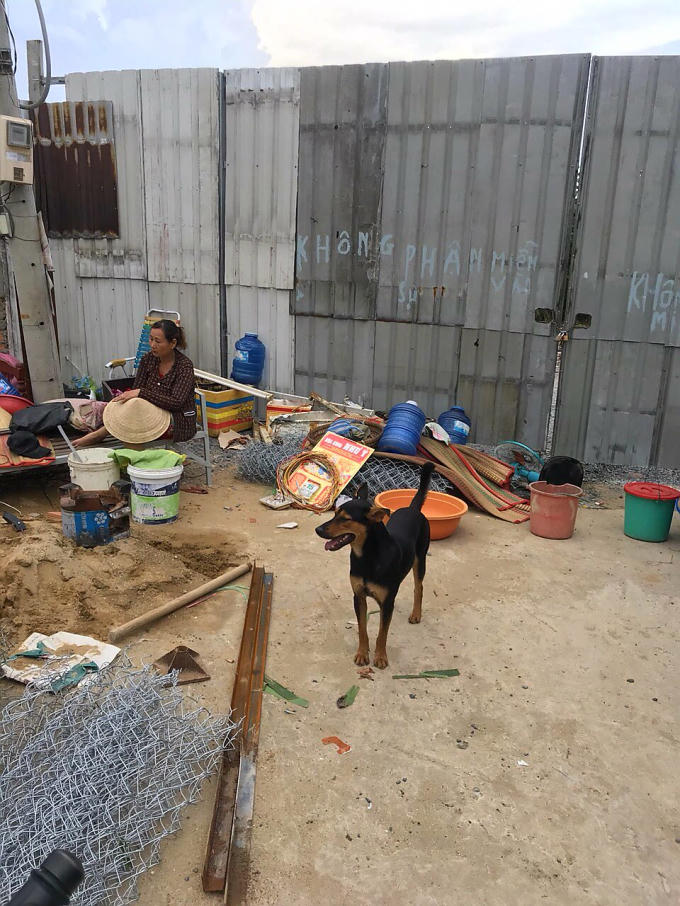 Nhiều vật dụng của gia đình bị mang ra bỏ bên ngoài.