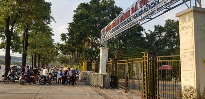Chợ đen đìu hìu trước cổng VFF chiều 3/12. ảnhTrung Ninh