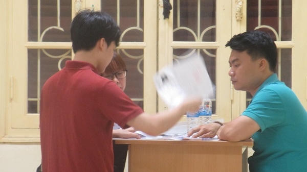 Giảng viên hướng dẫn thí sinh hoàn thành các thông tin cá nhân cũng như kiểm tra lại xem có gì sai sót.