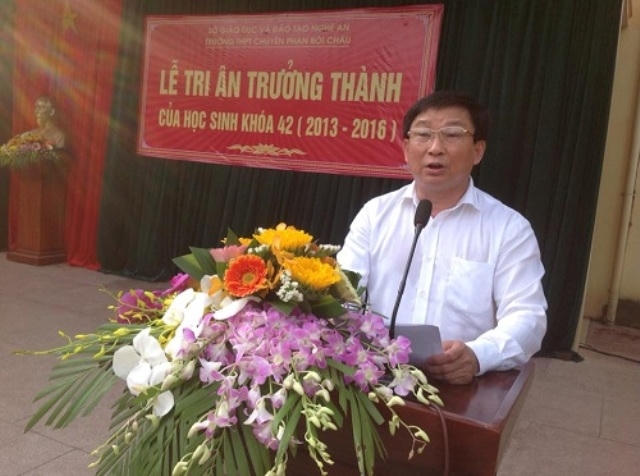 Ba năm, một quãng thời gian không quá dài với cuộc đời mỗi con người, nhưng đặc biệt ý nghĩa với các em. Ba năm gắn liền với bao nỗ lực phấn đấu trong học tập, tu dưỡng để từ những cô cậu học trò bé nhỏ còn vụng bề non nớt, các em đã ngày một trưởng thành, sâu sắc hơn trong nhận thức, chín chắn hơn trong suy nghĩ, chững chạc hơn trong tác phong và khéo léo hơn trong ứng xử,...(Hình ảnh thầy Hiệu trưởng Ngô Sỹ Thủy trong buổi tri ân) Ảnh: Trần Hiếu.
