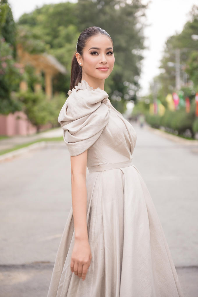 Phạm Hương xinh đẹp hết cỡ, làm giám khảo Miss Sakura 2018