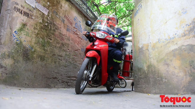 Cảnh s&aacute;t PCCC H&agrave; Nội s&aacute;ng tạo xe wave th&agrave;nh m&ocirc; t&ocirc; cứu hỏa