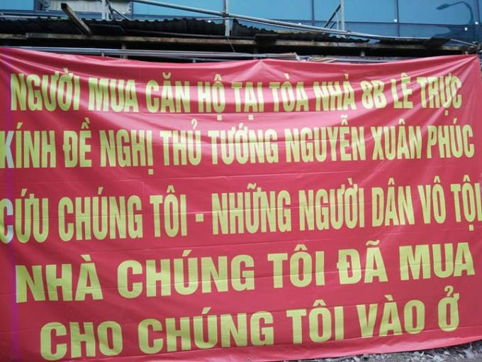 Một trong những lời khẩn cầu của cư dân 8B Lê Trực. Ảnh: Mai Thu