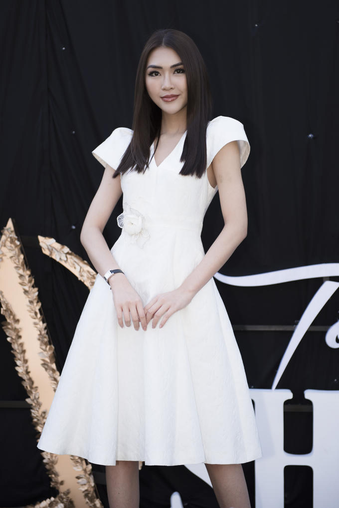 Dù không thu xếp tham gia trình diễn vì việc cá nhân nhưng Tường Linh vẫn bay ra Đà Lạt để theo dõi và ủng hộ AMI Fashion show 2018 của người chị thân thiết - NTK Hằng Nguyễn. Chúc mừng show diễn, Tường Linh cũng bày tỏ sự yêu thích các thiết kế của NTK Hằng Nguyễn bởi sự sang trọng nhưng giản đơn và tạo nét nữ tính cho người mặc.