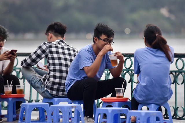 Các nam nữ thanh niên vô tư