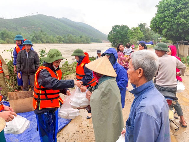 Những suất quà ý nghĩa này góp phần giúp người dân vùng lũ không bị đói, rét, sớm vượt qua khó khăn.