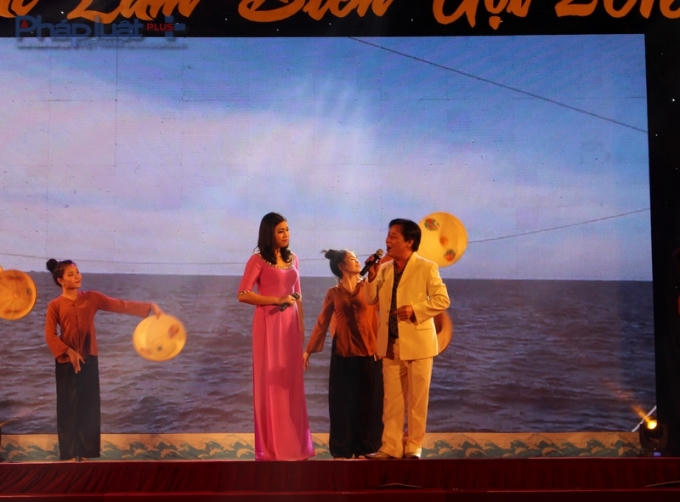 Văn nghệ chào mừng.