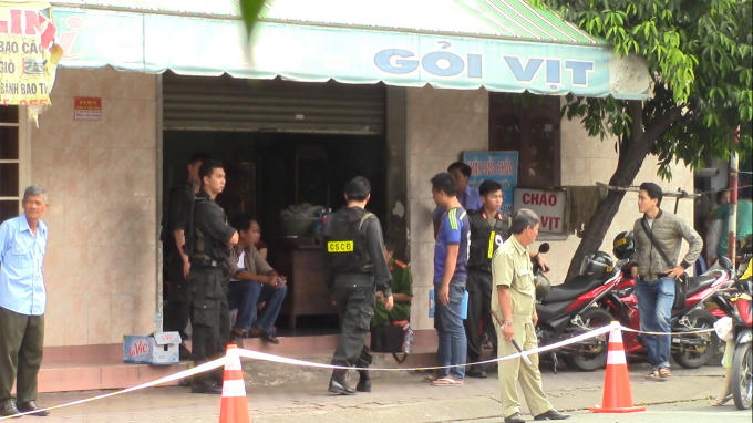 Lực lượng chức năng khám nghiệm hiện trường.