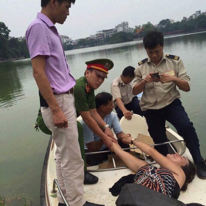 Nữ du khách nước ngoài bán khỏa thân bơi ra Tháp Rùa múa hát được lực lượng chức năng đưa vào bờ.