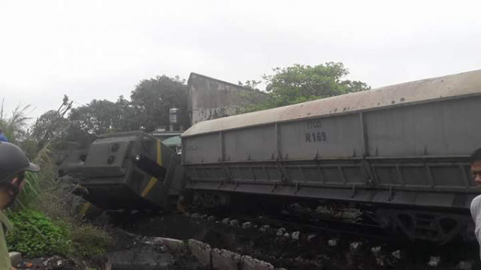 Đầu kéo tàu hỏa bị lật nghiêng