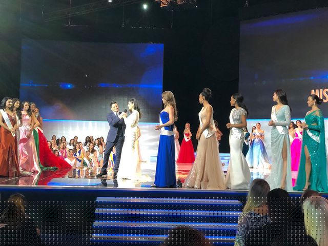 Lương Thuỳ Linh (đứng thứ hai từ phải sang) trên sân khấu công bố top 12 Hoa hậu Thế giới 2019.