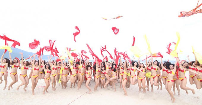 Các người đẹp trong trang phục bikini làm nóng bãi biển Đà Nẵng
