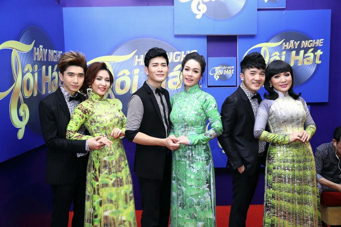 Ngoài ra 6 thí sinh của chương trình sẽ cùng nhau thể hiện chung ca khúc Khúc hát ân tình để mở đầu đêm thi