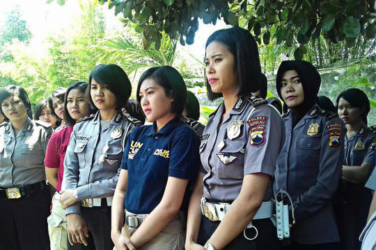 Quá trình tuyển dụng các nữ cảnh sát ở Indonesia hết sức nghiêm ngặt. Ảnh: JP