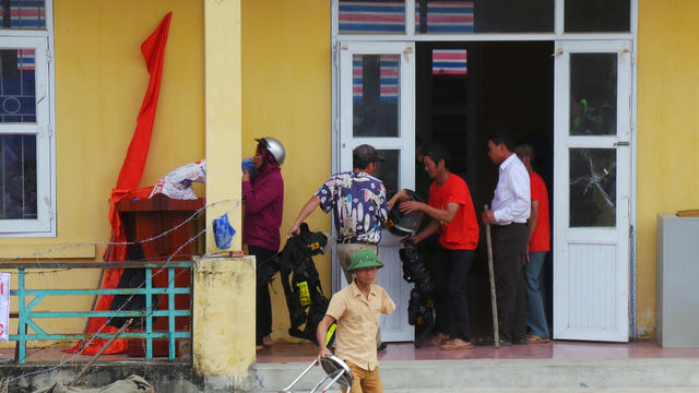 Tư trang của các chiến sĩ đang được chuyển vào, chuẩn bị trả lại cho chủ nhân.