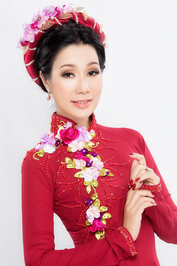 Những chiếc áo dài với nhiều màu sắc, điểm nhấn khác nhau như mang đến những câu chuyện đặc biệt riêng. Và Trịnh Kim Chi đã truyền tải  chúng một cách nhẹ nhàng, tình tự bằng cốt cách, thần thái của riêng mình. Bên cạnh đó hình ảnh tươi tắn, rạng ngời lại là một sức hút khó cưỡng.