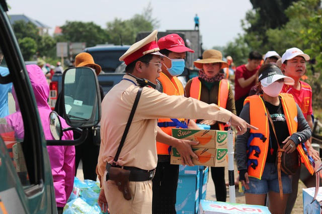 Chính quyền địa phương cũng đã triển khai lực lượng, phương tiện để hỗ trợ tốt nhất cho các đoàn thiện nguyện