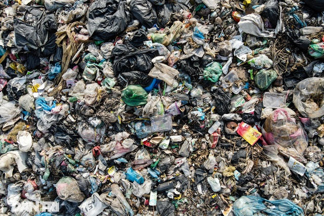 Rác chất cao như núi, tổng lượng rác trong lúc cao điểm lên đến hơn 900 tấn, bốc mùi hôi nồng nặc.