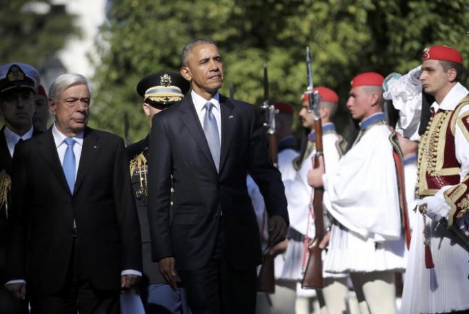 Tổng thống Obama và Tổng thống Hy Lạp Prokopis Pavlopoulos duyệt đội danh dự tại lễ chào đón ở Athens, Hy Lạp. (Ảnh: Reuters)