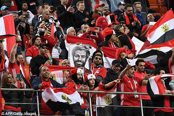 Cổ động viên Ai Cập mang hình của Salah. Ảnh: AFP Getty Images