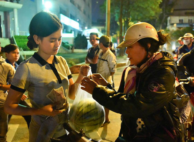 Dù đêm muộn nhưng nhiều người dân Thủ đô vẫn đến các sạp hàng mua dưa ủng hộ bà con nông dân