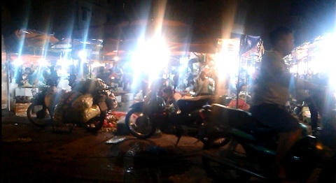 Người d&acirc;n c&ograve;n gom mang l&ecirc;n chợ đầu mối Long Bi&ecirc;n ti&ecirc;u thụ&nbsp;