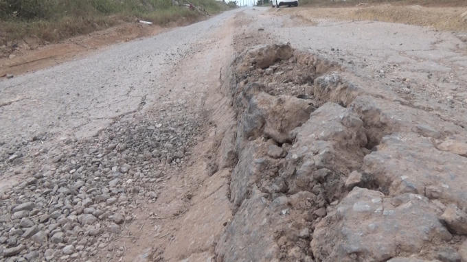 Hình ảnh đường gom xuống cấp đoạn phường Dĩnh Kế.