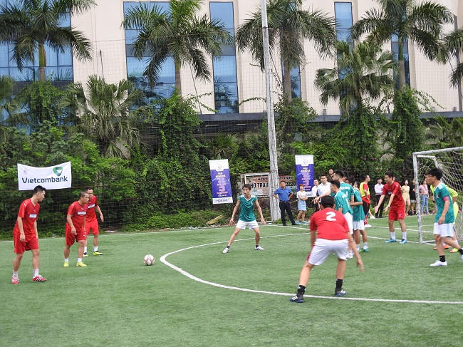 Đội bóng Thời báo Ngân hàng (áo đỏ) bất ngờ "quật ngã" đội bóng báo Quân đội Nhân dân với tỉ số 2 - 1.