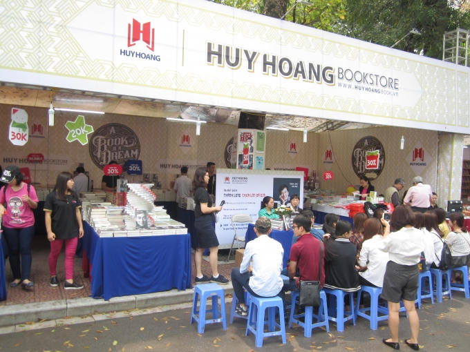 Nhà sách Tiền Phong giảm giá hàng loạt đồ chơi, sách xuống đồng giá 9000 đồng, 25000 đồng và 30000 đồng.