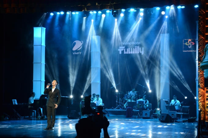 Đức Tuấn phiêu trong tình ca Phạm Duy trên sân khấu của VinaPhone Family Live Concert.