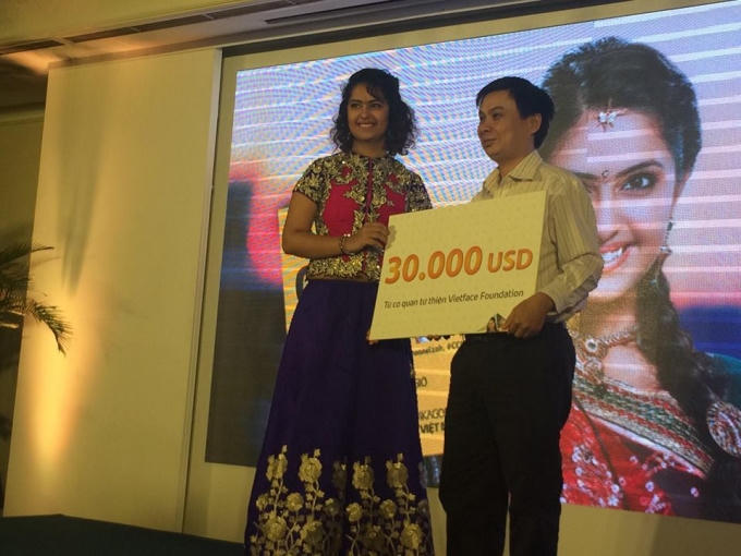 Avika Gor tặng Bệnh viện Chợ Rẫy 30.000 USD vì mục đích từ thiện.