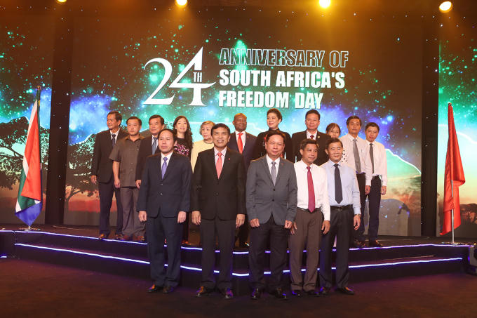 Các cơ quan ngoại giao chụp ảnh lưu niệm