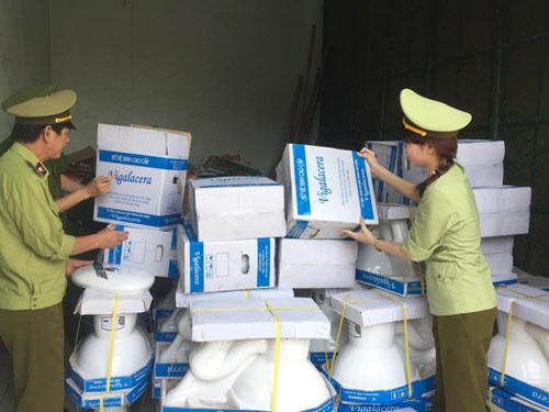 Số hàng giả được dán nhãn Viglacera. (Ảnh: Công an Thanh Hóa cung cấp).