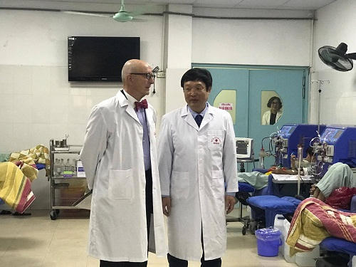 Ông Hà Huy Thắng - Giám đốc Bệnh viện Thận Hà Nội và Giáo sư Jean J.Conte.