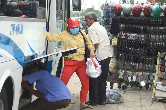 Một xe khách vừa thả khách trên lề đường quốc lộ 1A.