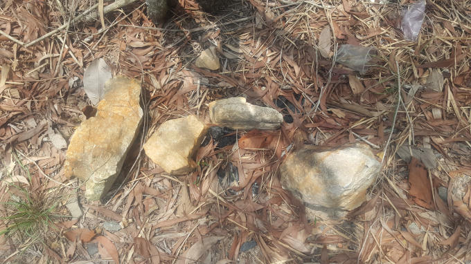 Dấu vết một bếp nấu được cho là do du khách để lại