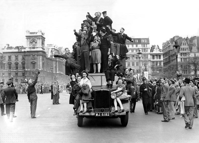Những người ăn mừng ngoài đường phố tại London.