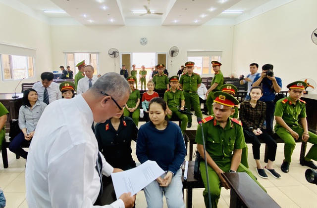 Luật sư trao đổi với bị cáo Phạm Thị Thiên Hà
