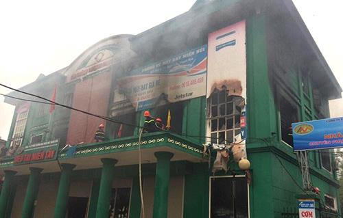 Cảnh sát PCCC đang khống chế ngọc lửa tại siêu thị Miền Tây  (Ảnh: A.T)